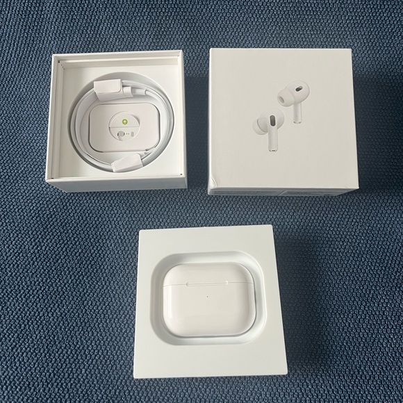 Apple air pod pro gen 2 with MagSafe charging case - White - Picture 2 of 5